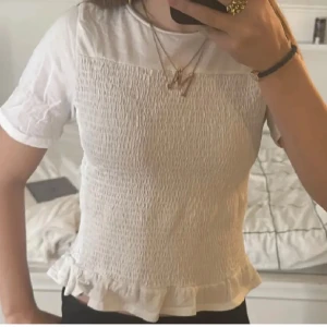 Vit blus med volangkant - Supersöt vit blus ny pris 350kr.