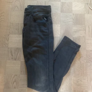 Replay anbass jeans - Säljer dessa riktigt feta replay anbass jeans i en riktigt snygg grå färg. Storlek W28 L32. Mycket bra skick. Inga defekter. Vid ytterligare frågor eller funderingar är det bara att skriva.