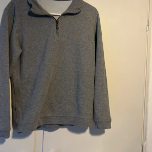 2 st half zip-tröjor Polo Ralph Lauren - Två klassiska långärmade tröjor från Polo Ralph Lauren i storlek S. En är grå och en är marinblå, båda med half zip-dragkedja och broderad logga på bröstet. Perfekta för lager-på-lager och chill stil. Mjukt bomullsmaterial och normal passform. Båda är i väldigt bra skick 1 för 350 båda för 600 men kom gärna med förslag eftersom jag rensar garderoben och måste få bort det är inte priset fast