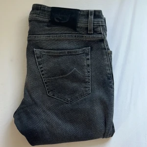 Jacob Cohën jeans - Mycket eftertraktade Jacob Cohën jeans i storlek 34. Nypris: 5400kr. Vårt pris: 899kr. Hör av er vid frågor/fler bilder! 