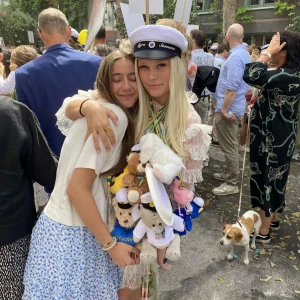 Vit spetsklänning från By Malina - Säljer nu min älskade By Malina klänning som jag hade på studenten. Klänningen är bara använd en gång och är i nyskick. Lappen finns kvar! 🩷 nypris är 2800kr 
