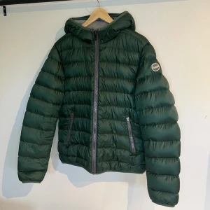 Colomar jacka M, mörkgrön – vändbar till cardigan - Säljer en exklusiv Colomar-jacka i mörkgrönt, storlek M. Jackan är i mycket bra skick och går att vända så att den blir som en cardigan – två plagg i ett! Perfekt för höst, vinter och vår. Stilren, mångsidig och lätt att matcha, både till vardag och mer uppklätt.                                              ✅Märke: Colomar  ✅Storlek: M                                                        ✅Färg: Mörkgrön ✅Vändbar – jacka/cardigan                              ✅Skick: Mycket bra  Pris: 1500 kr