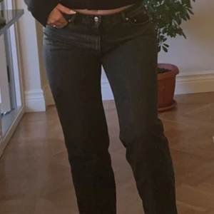 Svarta straight jeans från Gina - Snygga svarta jeans från Gina Jeans i rak modell. 