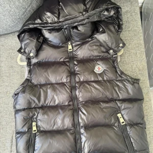 Moncler väst - Säljer denna underbara väst för ett extremt bra pris då den inte passade mig. Fraktar runt hela Sverige