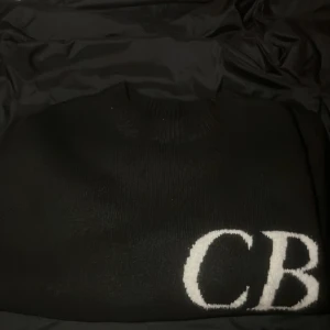 Cole Buxton Stickad tröja - Stickad tröja från Cole Buxton i storlek M. Tröjan är oanvänd och säljs pga för kort för mig (181,5cm) 🙂 🙂