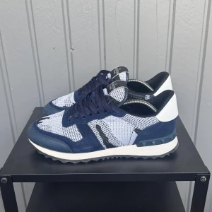 Valentino Rockrunners - Säljer nu dessa valentino rockrunners i den mest populäraste och unikaste design som är perfekt inför kyligare dagar| storlek 42 | dustbag och extra skosnören medföljer| skick - 9/10 | skriv vid frågor och funderingar :)