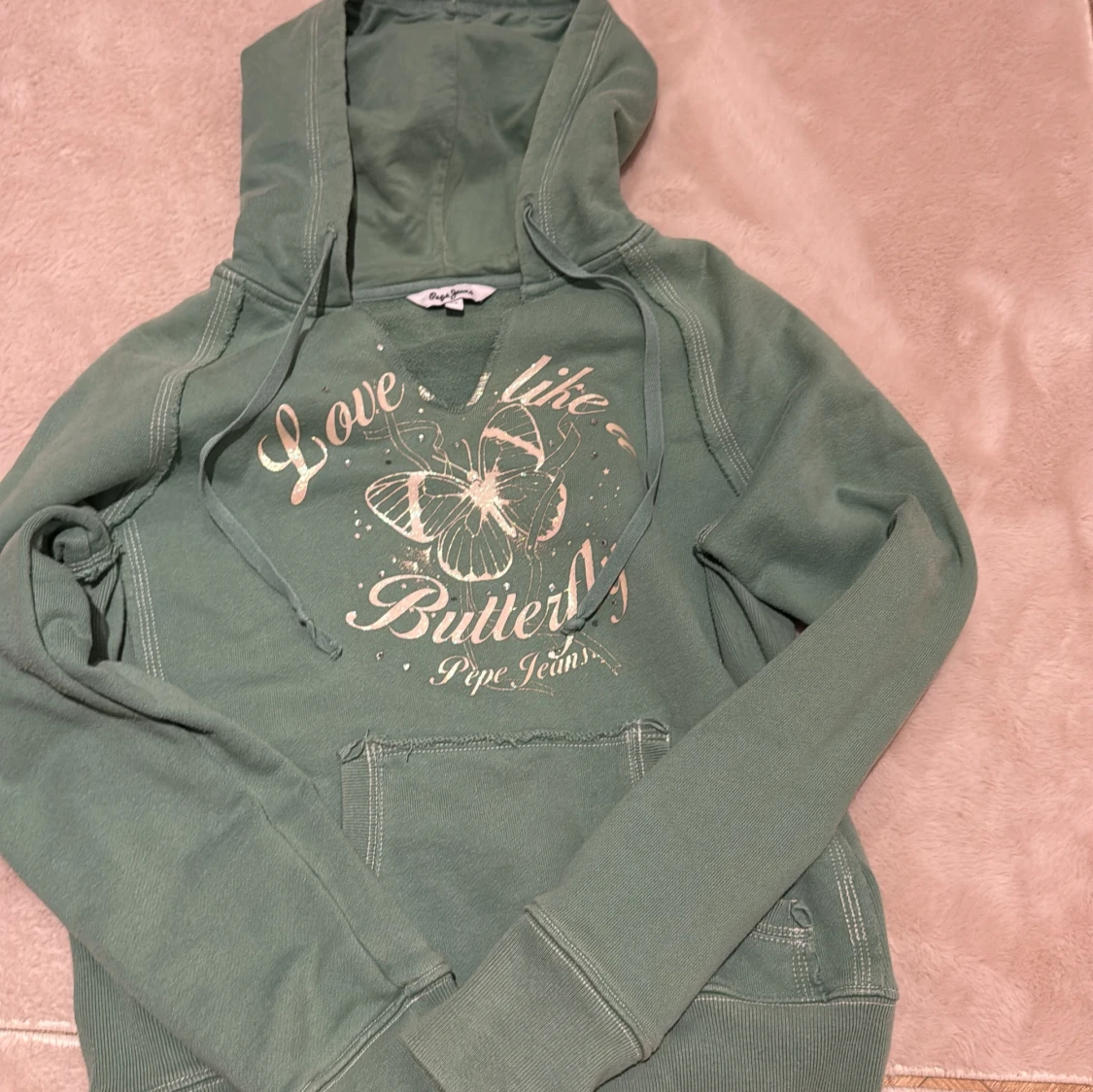 Grön hoodie med fjäril från Pepe Jeans