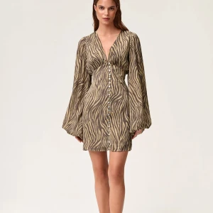 Dröm ADOORE klänning - Superfin ADOORE klänning, ”Florence dress” i färgen ”beige zebra”. Storlek 36 men passar mig som vanligtvis har 34/s. Använd en gång så som ny, se bild 4! 🤍Nypris 1495! 