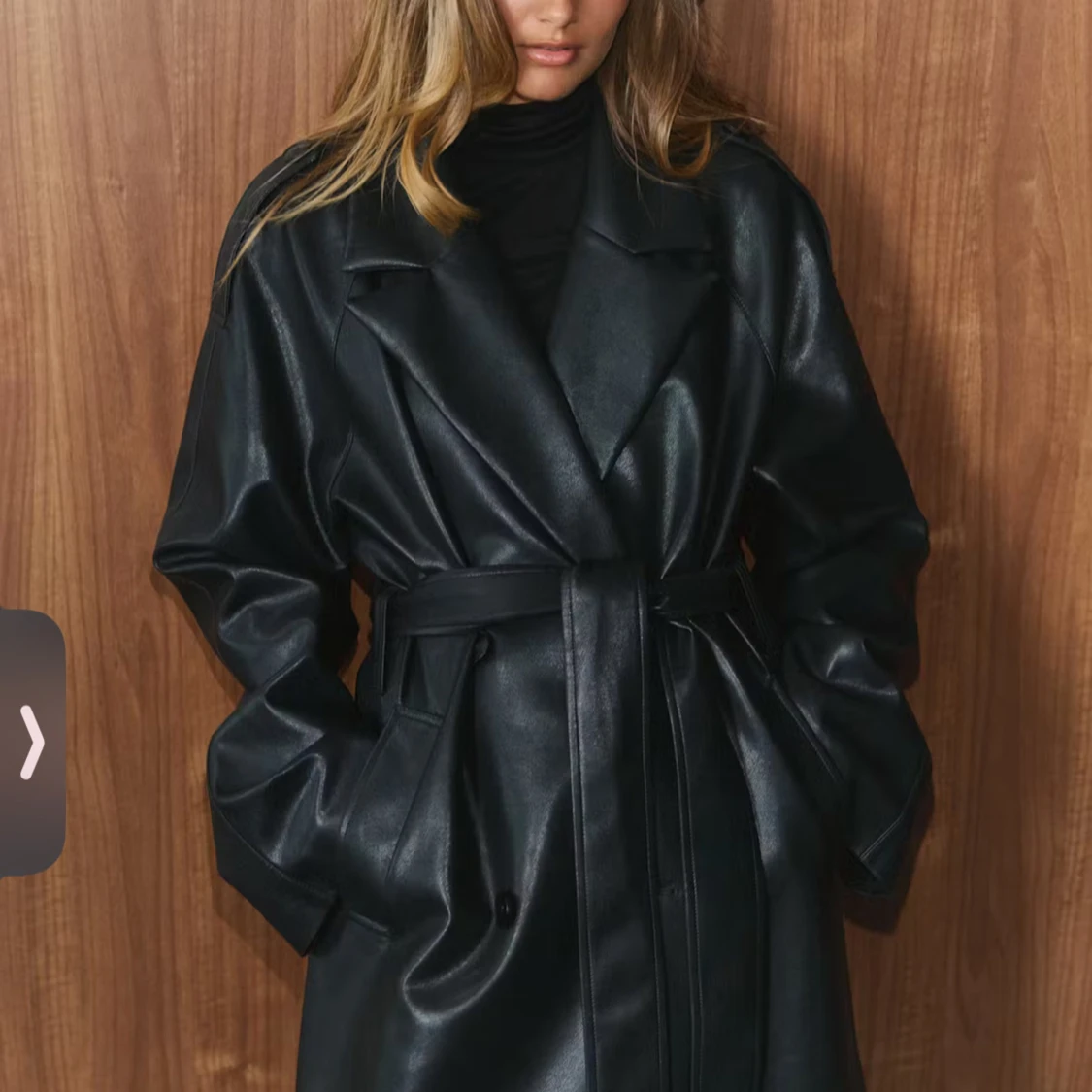 Svart skinn trenchcoat med bälte