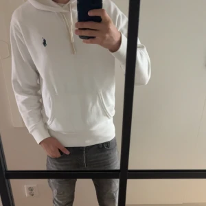 Ralph lauren hoodie  - Otroligt snygg Ralph lauren hoodie o ett jätte bra skick. Nästan helt ny, bara använd få gånger. Personen på bilden är 172 och den sitter okej på honom passar även kortare. Strl XS.
