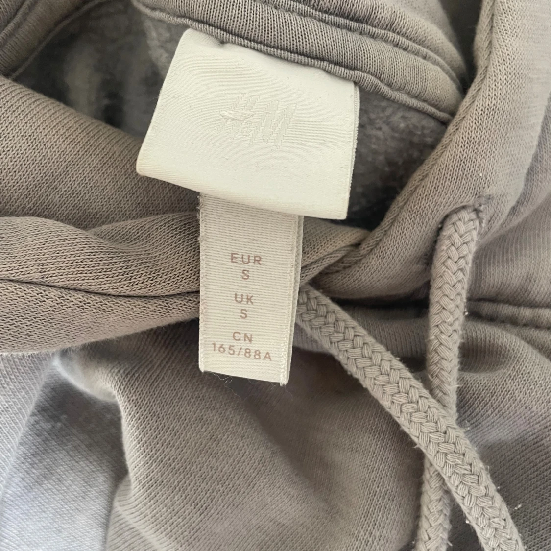 Grå hoodie från H&M i storlek S - 1