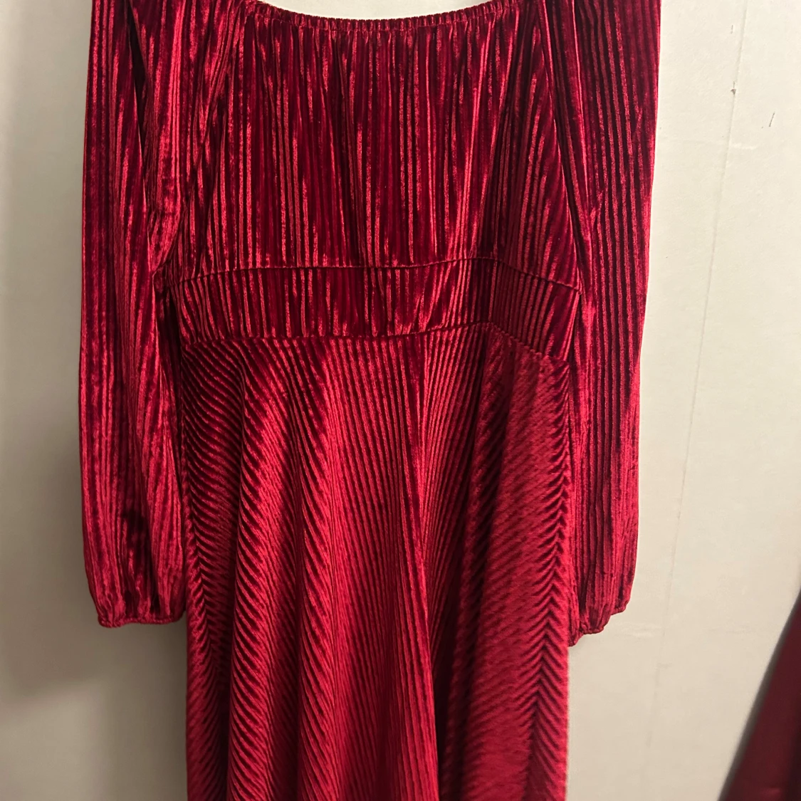 Röd sammetsklänning från SHEIN Curve - 1