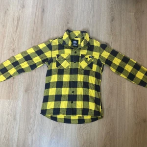 Rutig flanellskjorta - Tåligt tyg, ganska varm, stark gul färg