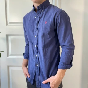 Ralph Lauren skjorta mörkblå M slim fit - Ralph Lauren skjorta mörkblå M slim fit, inga defekter. Modellen är 180,75 kg. Kom med frågor 😊 den är använd men inga defekter