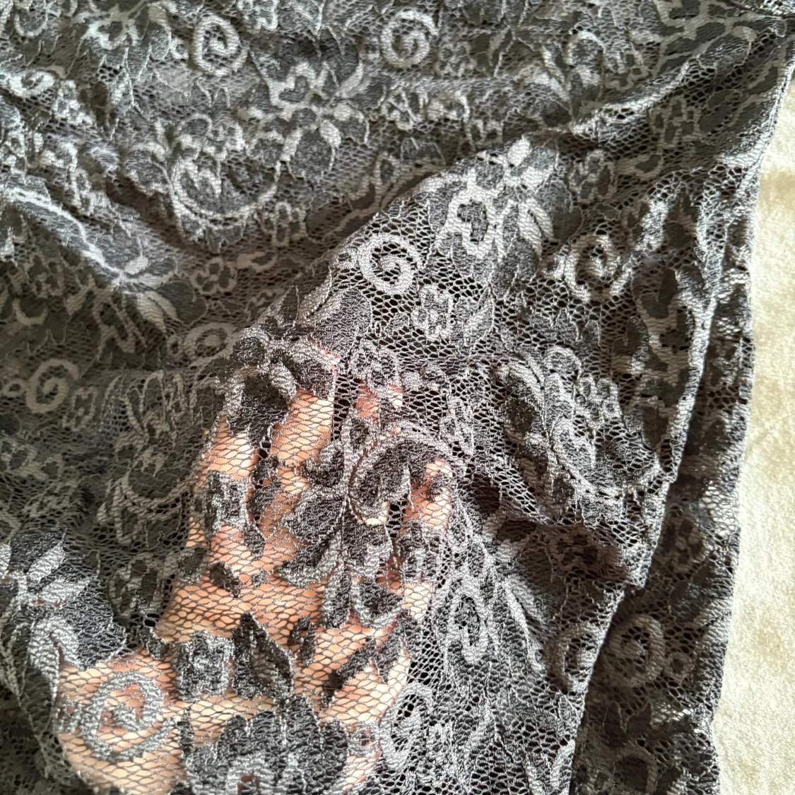 Grå spetsblus med blommönster - 2