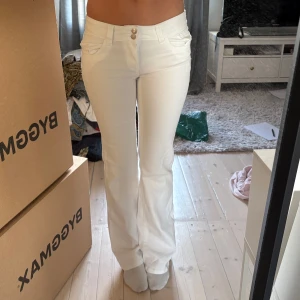 Vita Byxor - Från Din Vintage Shop! Helt ny med prislappen kvar🥰 Köpt för 750 kr. Storlek M, men passar M/S/XS.