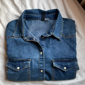 Blå jeansskjorta - Använd 3gånger. 
