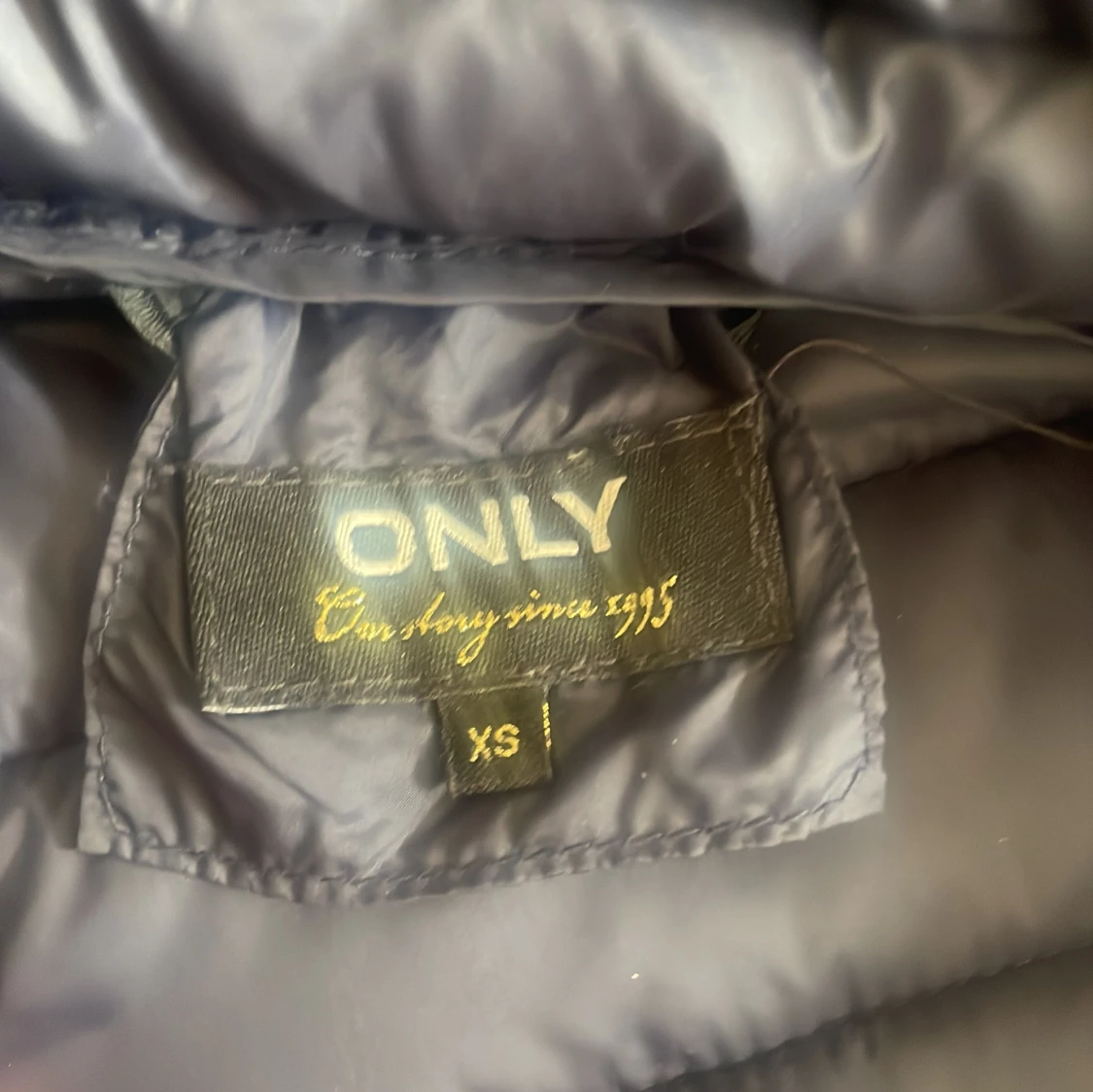 Svart pufferjacka från ONLY XS - 2