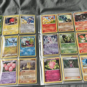 Pokémonkort Samlarpärm 1995-2007 - Fet samlarpärm fylld med klassiska Pokémonkort! Perfekt för dig som älskar Pokémon och vill utöka din samling eller börja samla. Här hittar du favoriter som Pikachu, Charmander, Mew och många fler. En grym present till alla Pokémonfans och nostalgiker! Ca 200st