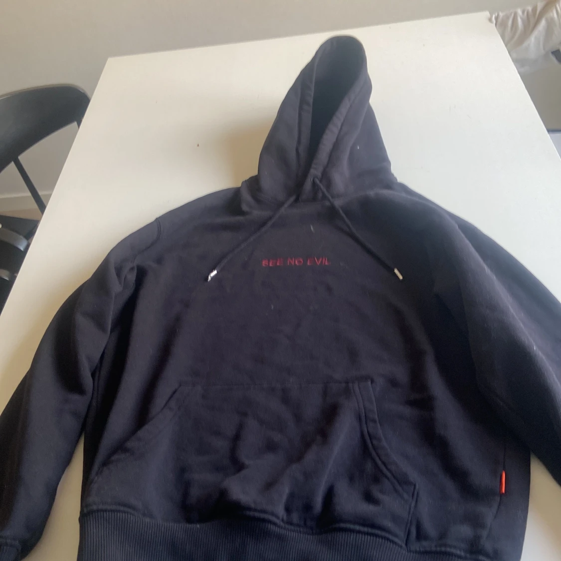 Svart hoodie från Vailent med tryck