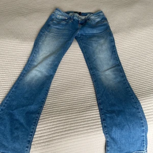 Ltb jeans blåa stl 25 - Säljer ett par blå bootcut jeans från LTB, köpta på zalando och är i mycket bra skick bara använda ett fåtal gånger! Säljer pga att dem är förstora💕