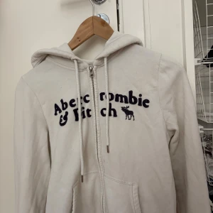 vintage zip up - säljer en vintage Abercrombie&Fitch zip up hoodie💕💕perfekt nu till hösten🍂Storlek:XS men passer mer som S