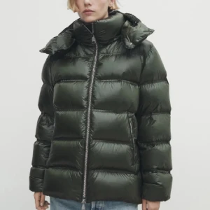 Massimo dutti jacka  - Säljer min väldigt fina och gröna Massimo dutti vinterjacka. Väldigt fint skick. Använd fåtal gånger. De två bilderna i slutet är tagna från förra ägaren av jackan! Skriv för fler bilder!! Den är i storlek S men passar mig som brukar bära XS också. Hör av dig vid frågor eller intresse!☺️🌸priset kan diskuteras!!