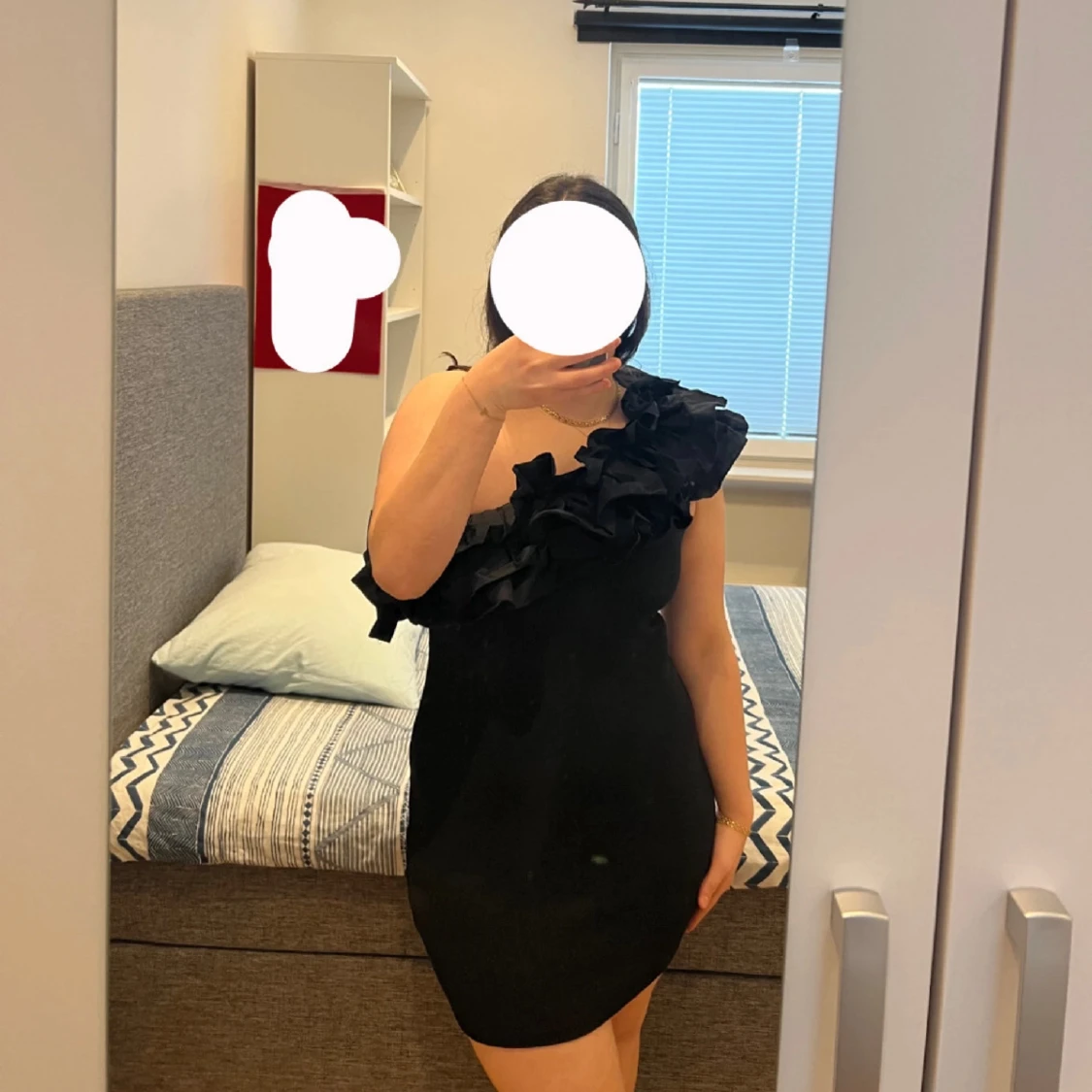 Svart one shoulder klänning med volang - 2