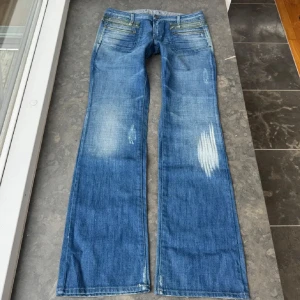 Lågmidjade jeans från diesel  - Säljer mina jättesnygga jeans från diesel då de tyvärr inte passar längre❤️ Köpte de här på plick och de tre första bilderna är lånade från förra säljaren. Innerben 81cm och midja tvärs över:39,5