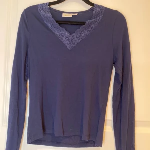 Marrin blå långärmad med spets  - En långärmad tröja med v ringad och har spets (den har ett jättelitet hål där nere på sidan, men inget man märker av)