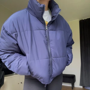 Pufferjacket - Säljer en mörkblå pufferjacka från H&M Divided i storlek XS. Jackan har hög krage, dragkedja framtill och en boxig, oversized passform. Perfekt för kalla dagar med sin vadderade känsla och stilrena look. Knappt använd 💙 (400kr nypris!) Önskar du veta exakta mått? Tveka inte att höra av dig!