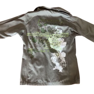 Unik overshirt - Riktigt fet och unik overshirt, perfekt nu till  hösten med hoodie under!