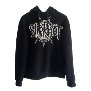 Slipknot svart hoodie med tryck - Svart Slipknot hoodie i mycket bra skick🖤