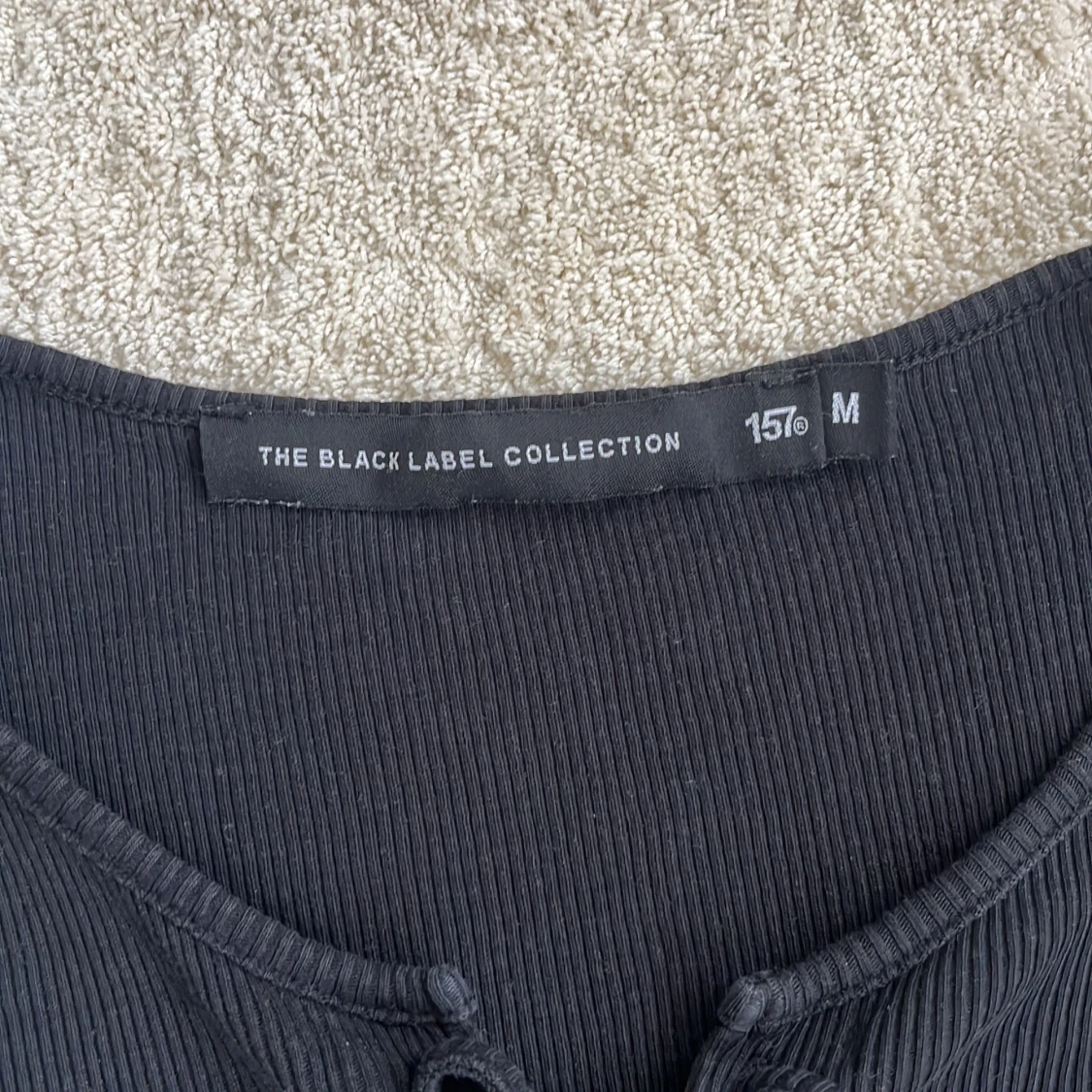 Svart ribbad topp med snörning - 1