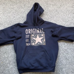 Mörkblå Scndi hoodie  - Mörkblå hoodie från scndi med original på bröstet. Storlek M. Skick 9/10. Skriv om ni har någon fundering!