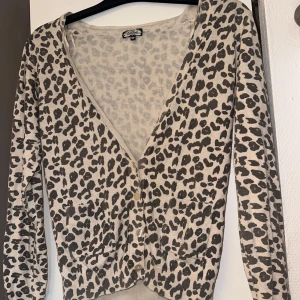 Leopardmönstrad kofta - Beige kofta med svart leopardmönster. (fattas en knapp) 