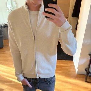 Full zip - Full zip i storlek M/ bra skick utan defekter/ snygg kofta perfekt nu till hösten och vintern