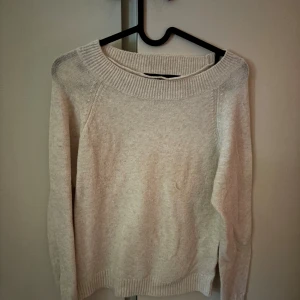 Beige stickad tröja  - Mysig beige stickad tröja med bred ribbad krage och långa ärmar. 