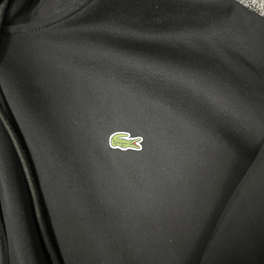 Svart hoodie från Lacoste med dragkedja - 1