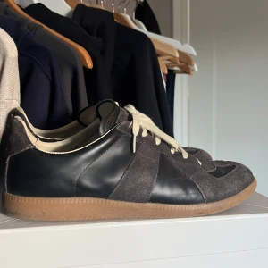 Maison margiela gats  - Tja säljer dessa maison margiela gats i en klassisk svart färg. Skorna är i bra skick och är i storlek 45. Hör av er vid frågor!