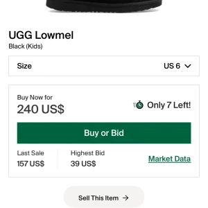 UGG Lowmel svarta sneakers med snörning - UGG Lowmel sneakers i helsvart med snörning och rund tå. Skorna har en chunky sula och är fodrade med mjukt material för extra komfort. Perfekta för dig som gillar en clean och stilren look med en twist av streetstyle. Köpta på StockX. Skriv för bilder