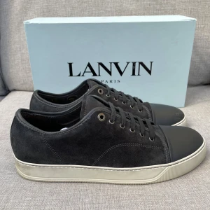 Lanvin skor  - Hej! Säljer nu dessa sjukt snygga lanvin skor. Skorna är i toppskick! Har begränsat antal boxar och dustbag. Hör av dig vid frågor. 