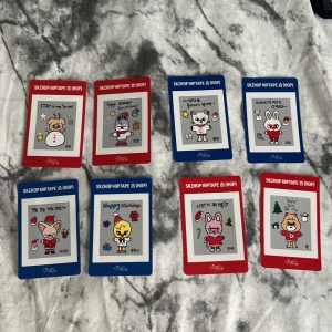 SKZSHOP HIPTAPE (HOP) Holiday Cards Stickers - (STICKERS)( + FREEBIES ) Samlarset med 8 färgglada kort med söta, handritade djurkaraktärer i juliga outfits. Perfekt för fans av Stray Kids och K-pop! Varje kort har unika illustrationer och hälsningar, vilket gör dem till en rolig present eller dekoration för vintern. ‼️Det är riktiga och just från JYP‼️REAL STICKERS. 