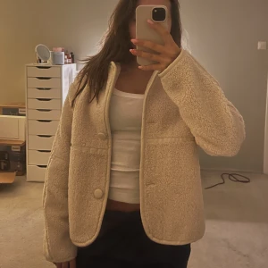 Teddyjacka - Superfin teddyjacka inför hösten och vintern💗Köpte från Nelly för 599kr och är bara använd ett fåtal gånger! Skriv för mer bilder
