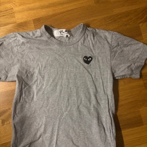Comme des Garçons tshirt  - Använd några gånger!