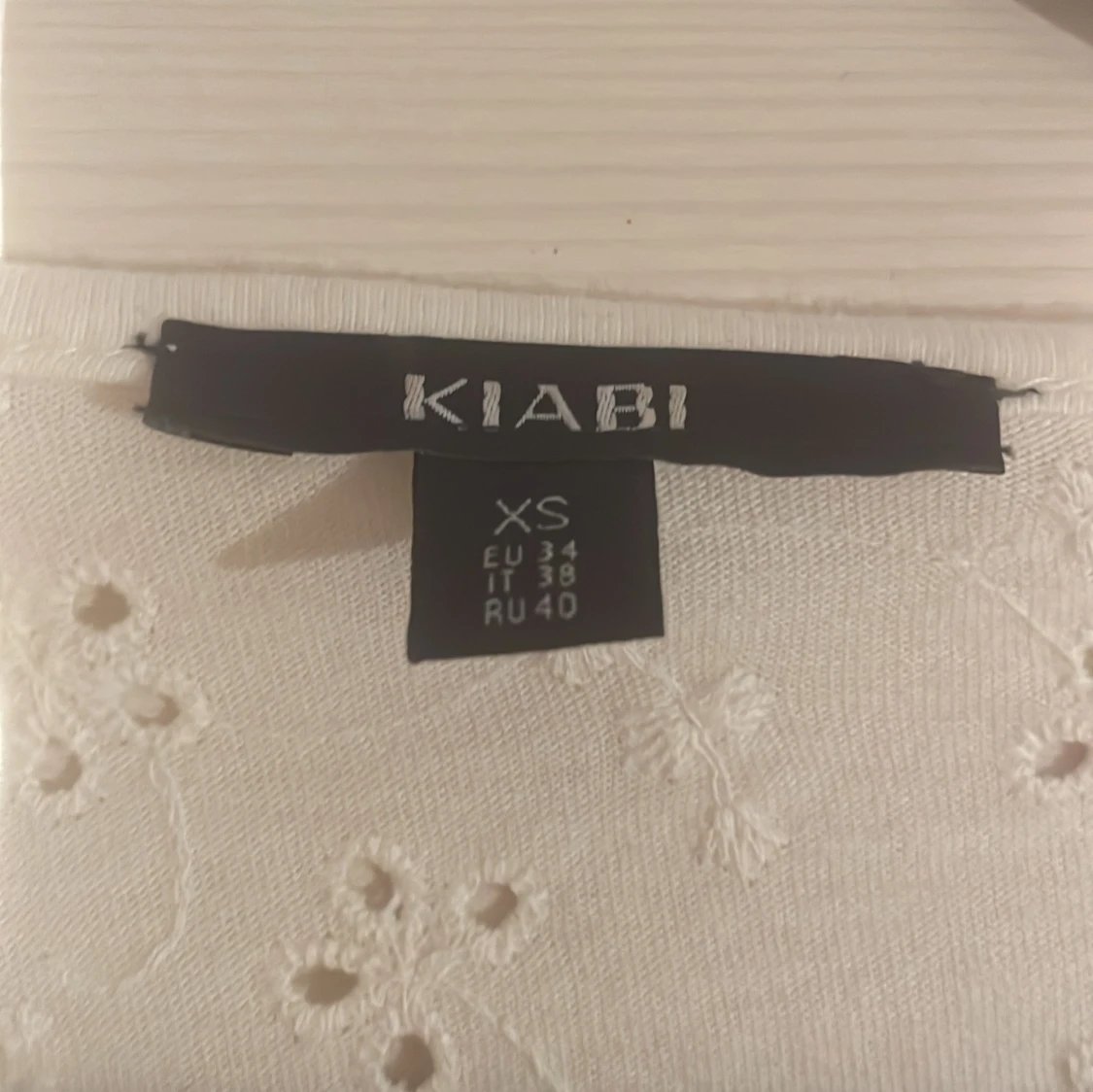 Vit blus med broderade blommor från Kiabi - 1