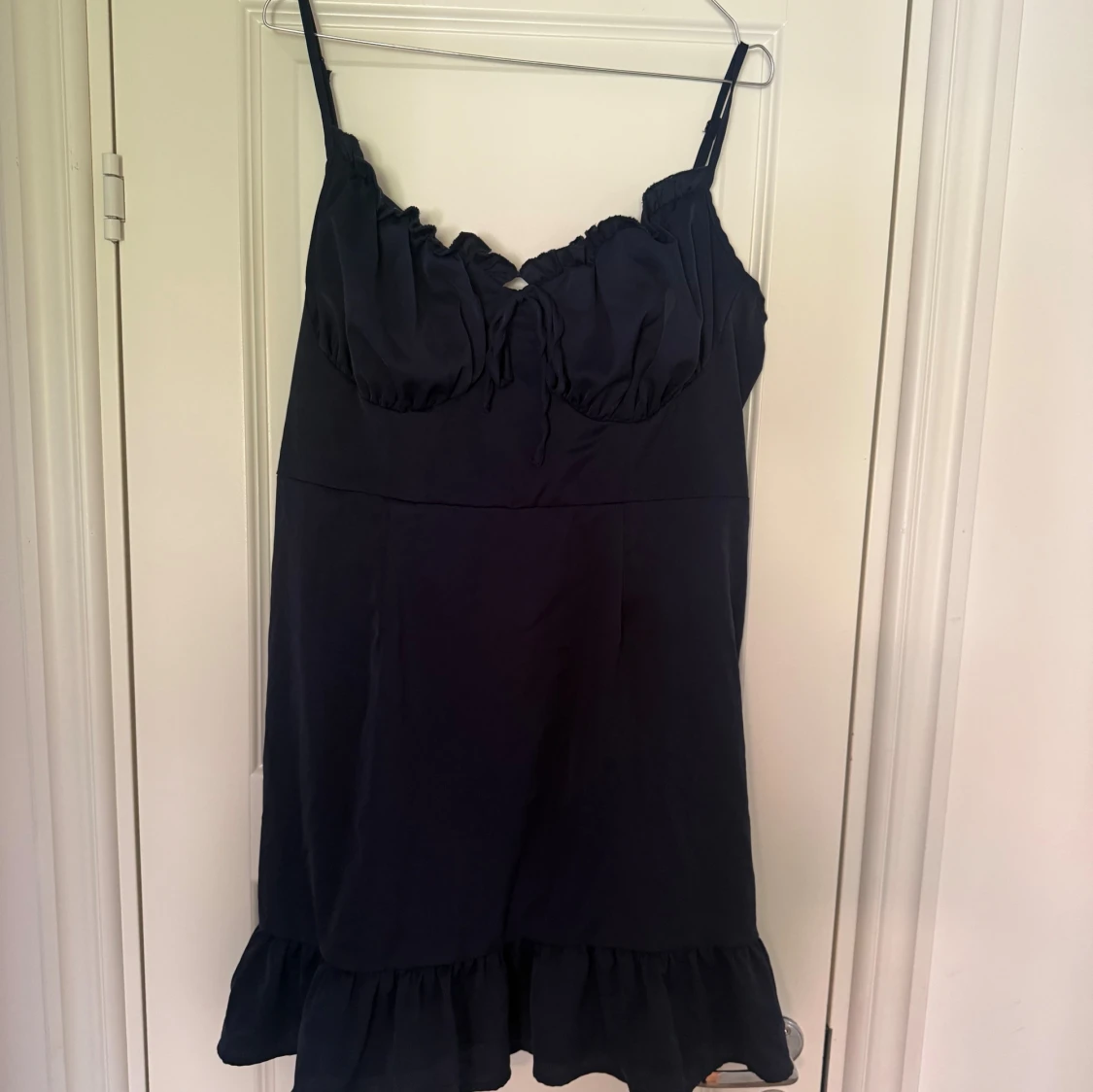 Marinblå kort klänning med volang - 2