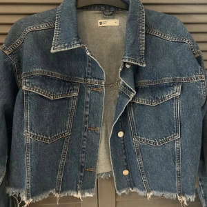 Croppad jeansjacka  - Snygg croppad jeansjacka i blå denim från g perfect jeans. Super snygg jacka, aldrig använd! Prislappen sitter kvar! 