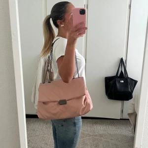  rosa axelväska  - Säljer en super snygg rosa väska! Väskan är väldigt rymlig och stor och inga defekter. Kontakta för fler bilder vid intresse🤗(köpt utomlands)