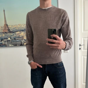 Beige långärmad tröja från Sandö  - Snygg brun långärmad tröja från sandö i tunn och mjuk merinoull. | storlek: M men passar S | skick: 9/10 | kontakta vid frågor och funderingar!